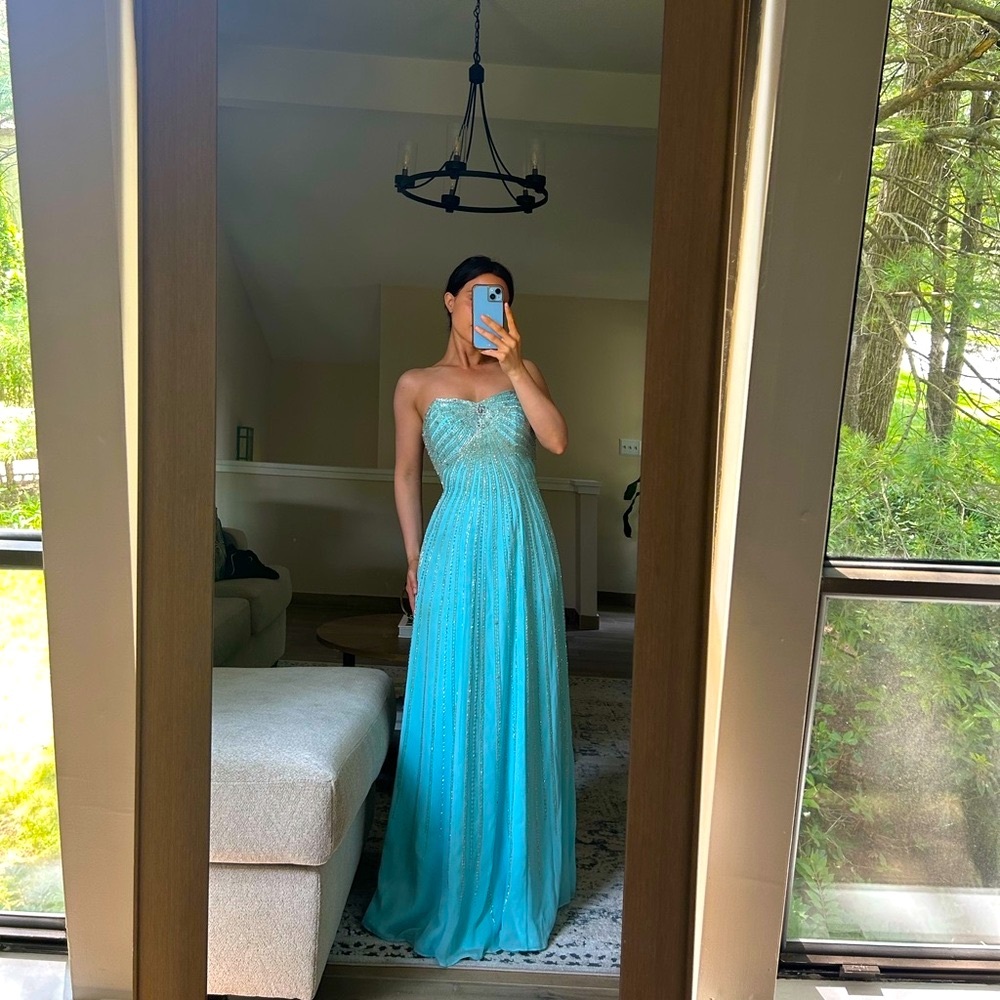 Gorgeous  Strapless Turquoise Gown